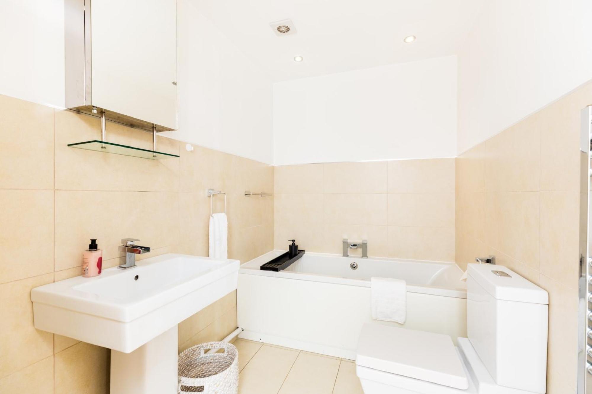 High End Luxury Townhouse In Jq, 4 Bedrooms, Flat Screen Tv In All Rooms, Free Parking, Near Birmingham City Centre Deposit Required Экстерьер фото